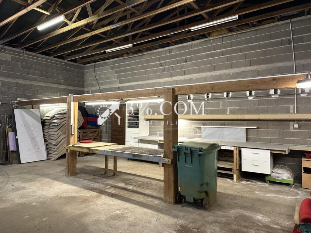 Locaux commerciaux avec logement 639 m2 DOMBASLE EN XANTOIS – 12 pièces – 6 chambres – 639 m²