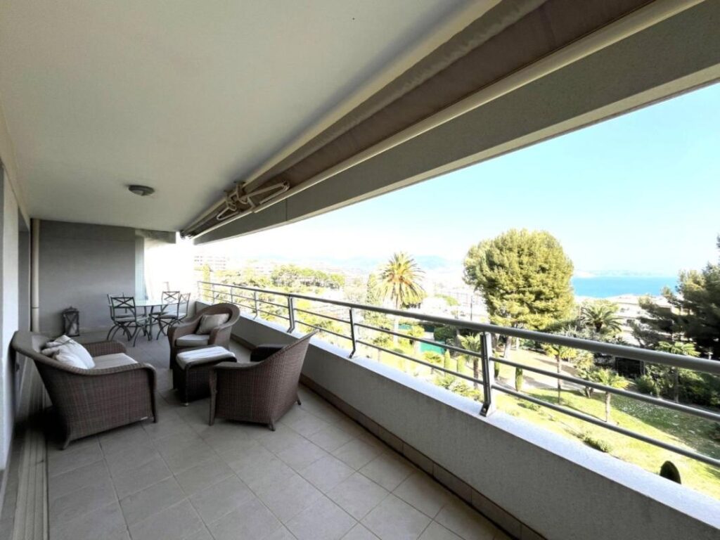 NICE OUEST – AV. DE LA LANTERNE / FABRON 4P – 120 m² – Terrasses 48 m² – Vue mer – Clim – Piscine – Garages – 4 pièces – 3 chambres – 120 m²