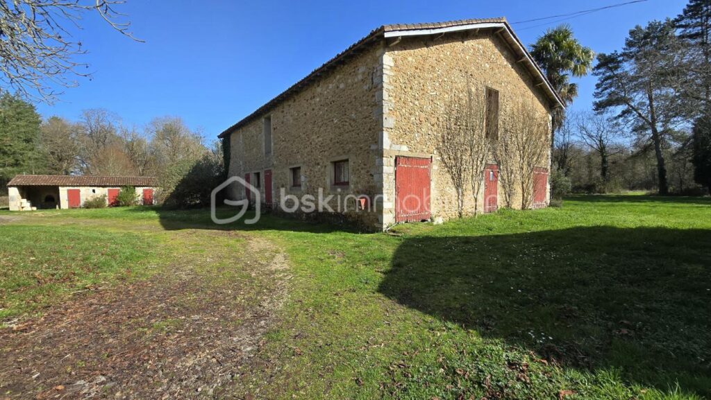 Ensemble immobilier, maison de 178 m², maisonnette, granges, petits toits, terres et étang – 5 pièces – 4 chambres – 178 m²