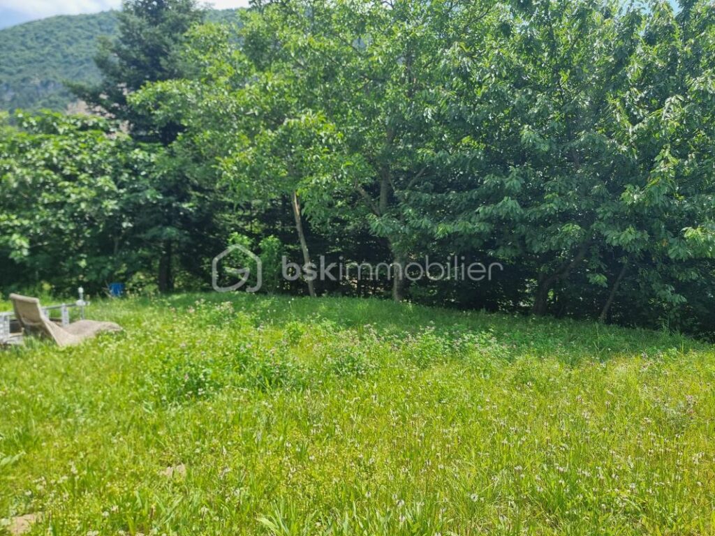 Grande maison avec garage, 2 logements et 530 m² de terrain constructible – 14 pièces – 9 chambres – 290 m²