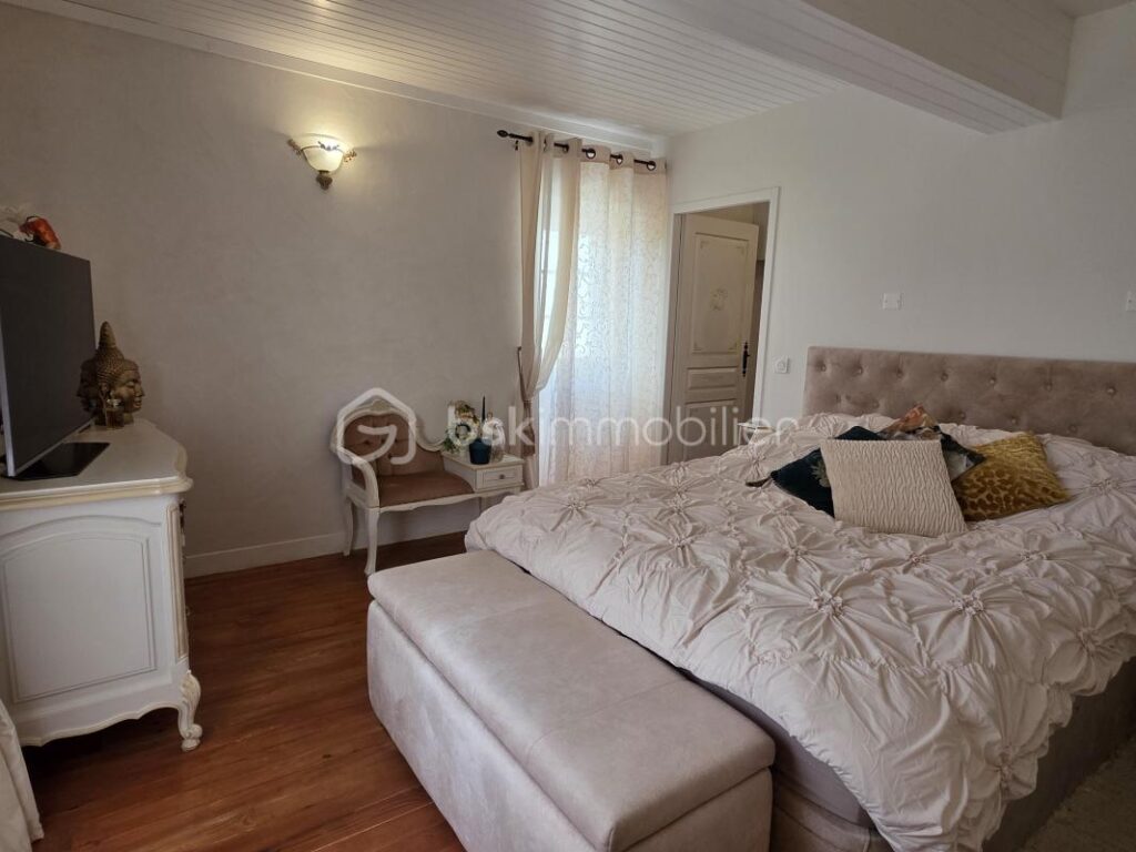 PROPRIETE DE VILLAGE EN PIERRE-3 CHAMBRES-MEZZANINE-JARDIN-CLOITRE – 5 pièces – 3 chambres – 181 m²