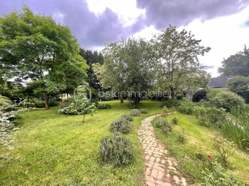 Maison de 164 m² avec piscine – CHEILLE – 7 pièces – 5 chambres – 164 m²