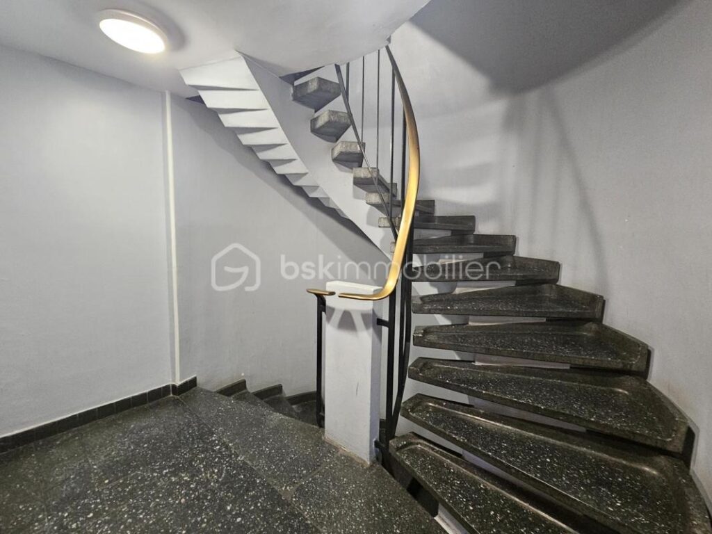 Appartement F4 82m² 3 chambres grand balcon 30m² triple exposition cave parking – 4 pièces – 3 chambres – 82 m²