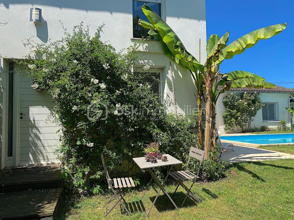 Maison avec 4/5 chambres + un studio indépendant + une piscine !!! De l’espace, du calme et du charme !!! – 8 pièces – 5 chambres – 215 m²