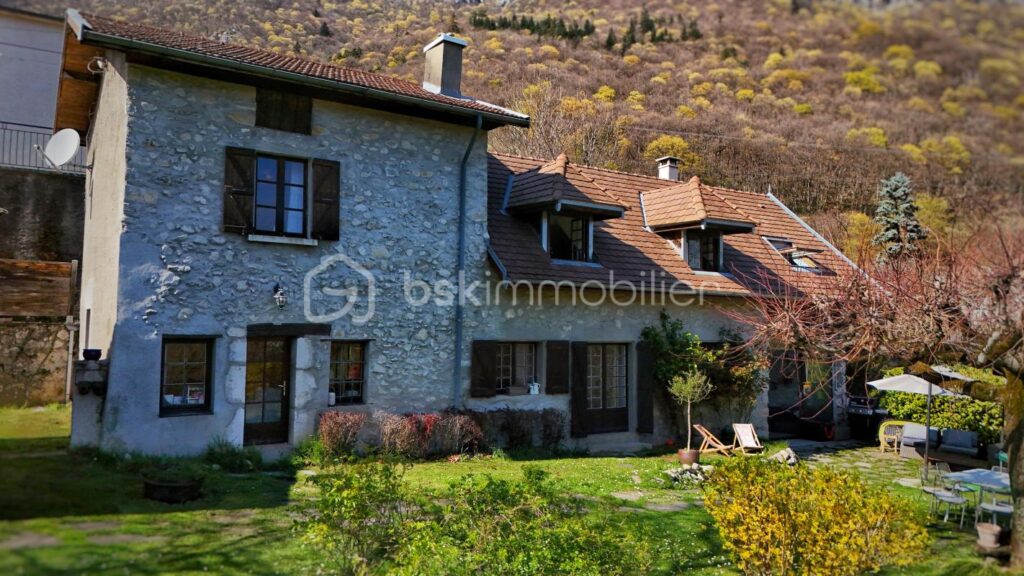 Maison de caractère de 170m2 sur un terrain de 2370m2 – 6 pièces – 4 chambres – 168 m²