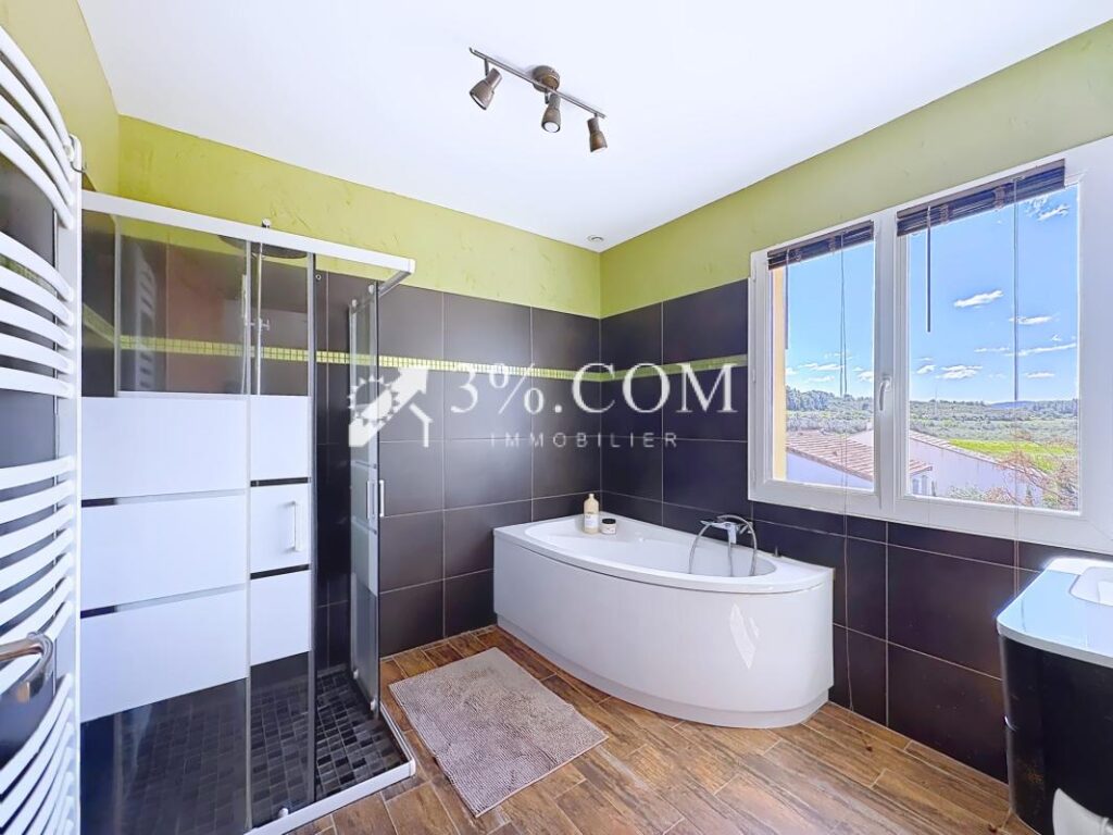 Villa contemporaine d&rsquo;architecte – 7 pièces dans un cadre na – 7 pièces – 4 chambres – 157 m²