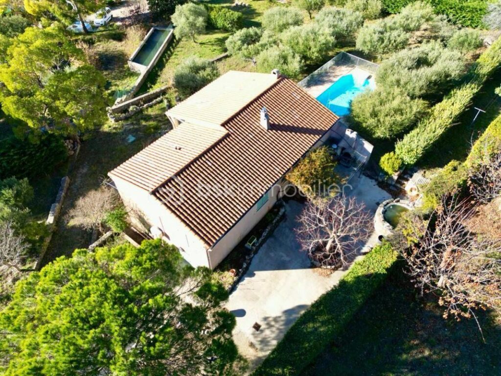 Charmante maison de 154 m² avec dépendances et piscine à Tourtour – 6 pièces – 3 chambres – 154 m²