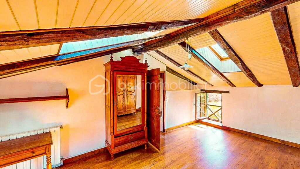 Ancien moulin sur un terrain plat de 8023m² proche du centre ville d’Hasparren ! – 6 pièces – 4 chambres – 128 m²