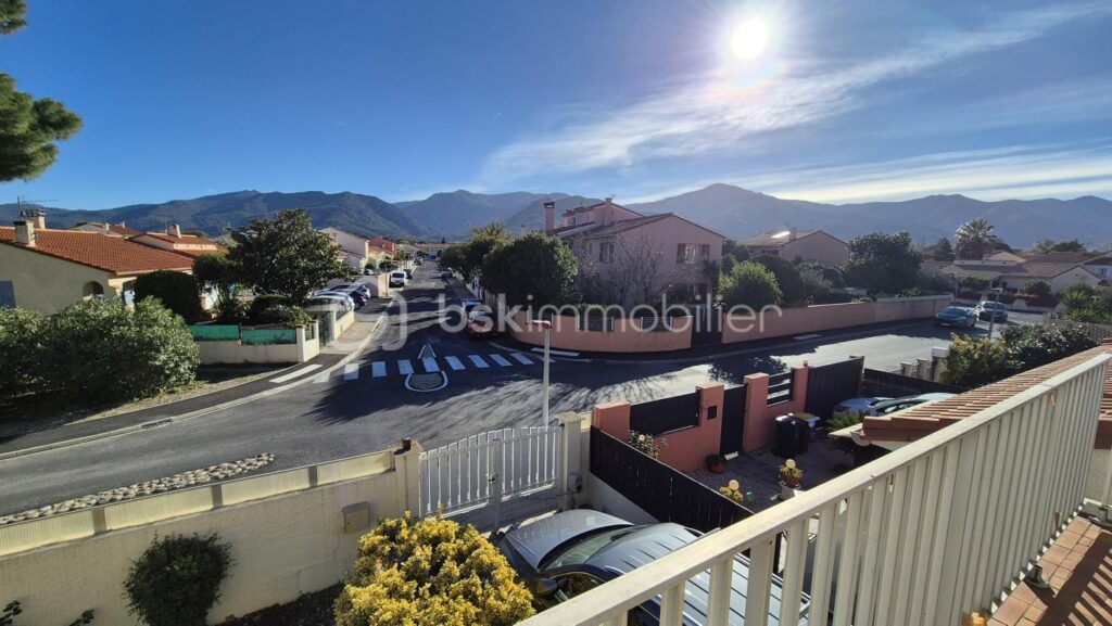 A VENDRE MAISON DEUX FACES TRAVERSANTE DE 152M² SUR TERRAIN DE 261M² A SAINT ANDRE – VUE SUR LES ALBERES – QUATRE CHAMBRES – GARAGE – CLIMATISATION REVERSIBLE – CHEMINEE – AUCUN VIS A VIS – 7 pièces – 4 chambres – 152 m²