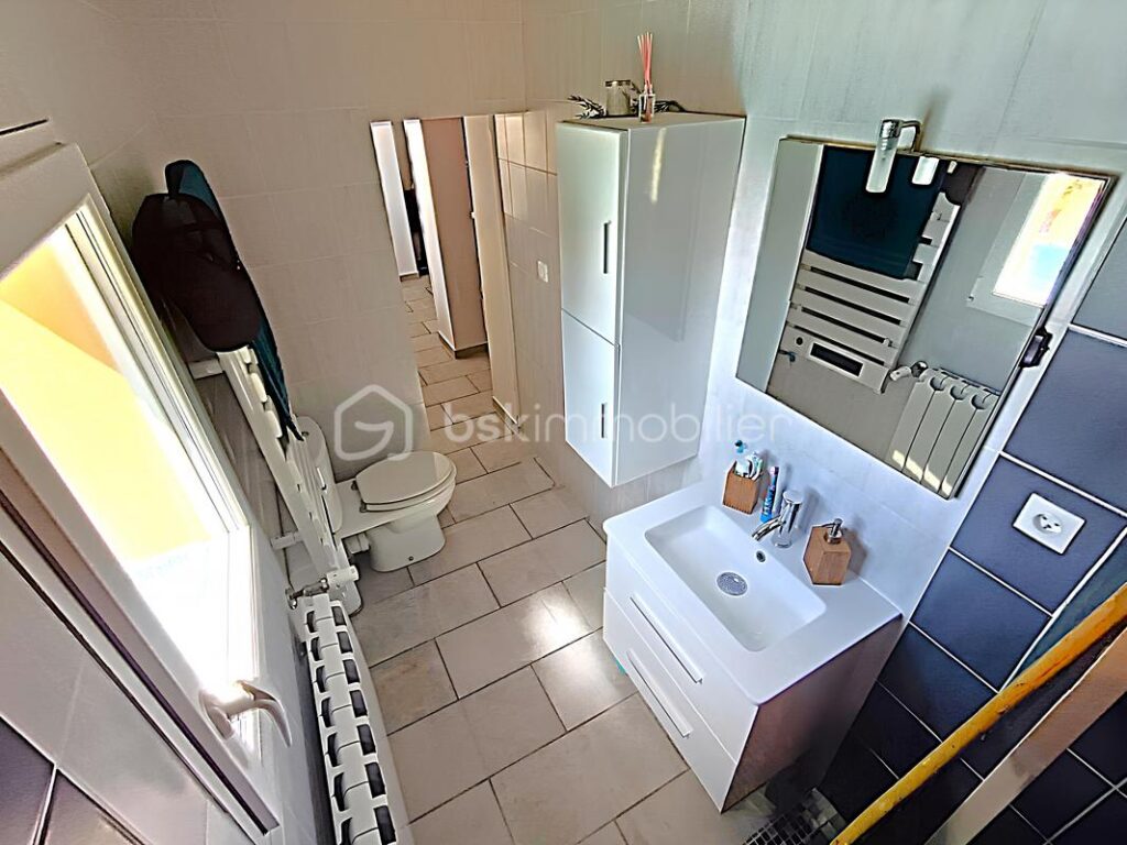 À VENDRE –EXCEPTIONNELLE VILLA 9 PIÈCES 225 M² ET 1 662 M² DE TERRAIN – PISCINE À DÉBORDEMENT– GARAGE– JARDIN – 5 CHAMBRES – BUREAU – T2 INDÉPENDANT– VUE PANORAMIQUE COLLINES ET MER– SANS VIS-À-VIS – PROCHE CENTRE-VILLE OLLIOULES – LA COURTINE – 945 000 € – 9 pièces – 5 chambres – 225 m²