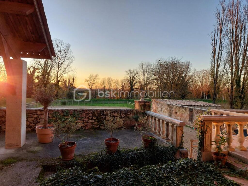 Maison 242m2 avec installations équestre, terrain 8000m2 – 7 pièces – 4 chambres – 242 m²