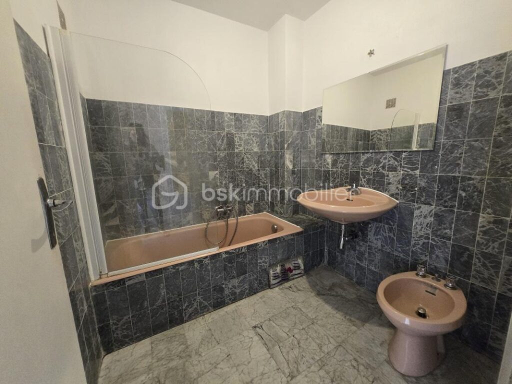 Baisse de prix 313950€ Appartement lumineux avec double balcon et vue mer en cœur urbain – 2 pièces – 1 chambre – 55 m²