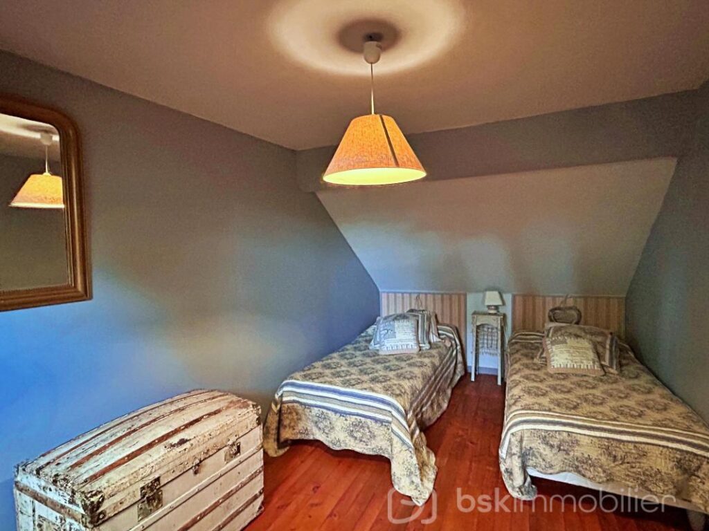 Magnifique propriété de charme du milieu XIXème, offrant 3 maisons pour une surface habitable de 487m2 au total – NR pièces – 12 chambres – 487 m²