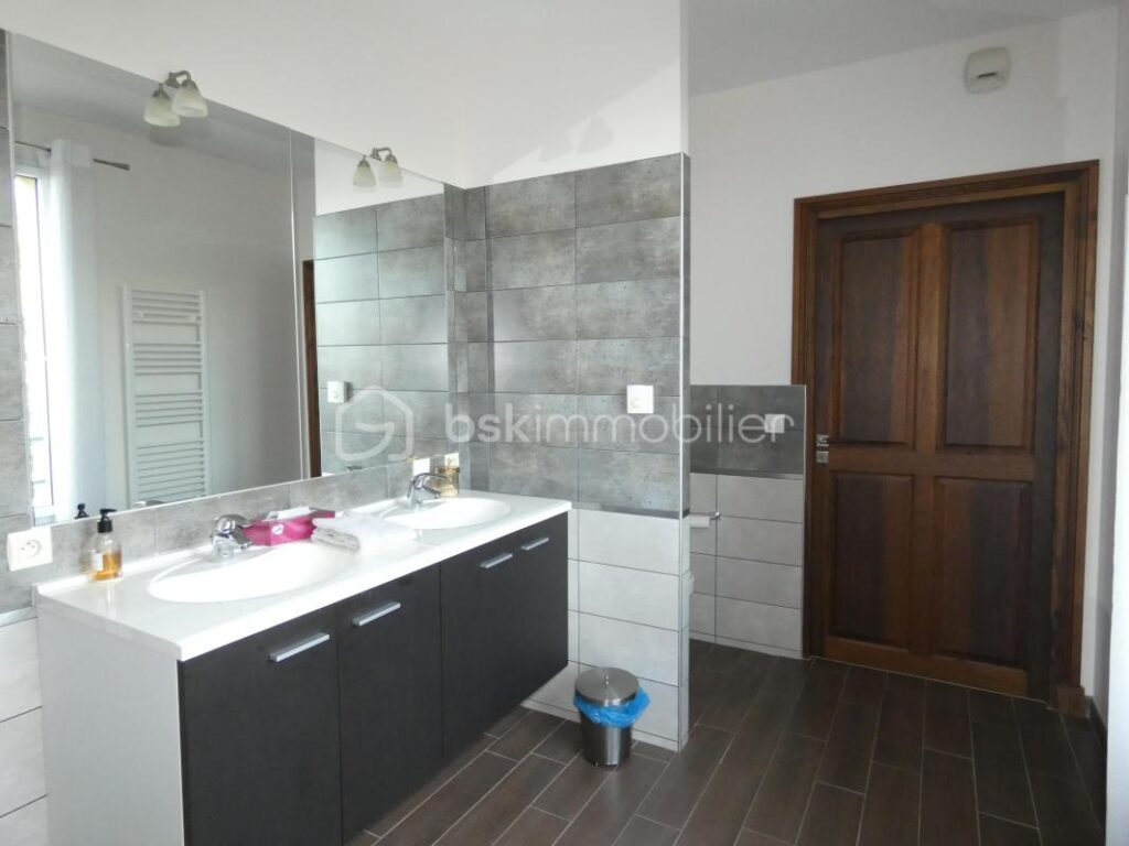 A proximité de Roanne, Villerest 42300, superbe maison de caractère, 9 pièces, 6 chambres, cadre de vie exceptionnel et vue panoramique sur le lac de VILLEREST – 9 pièces – 6 chambres – 377 m²