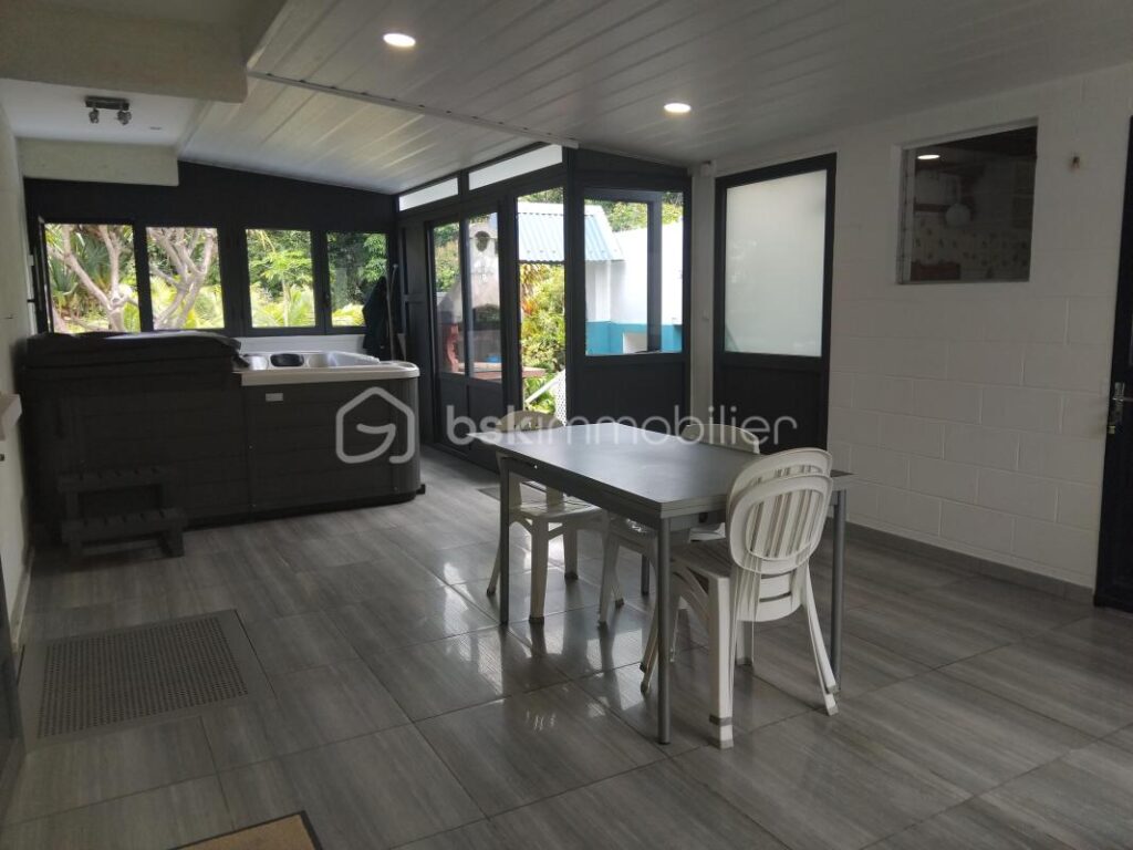 Villa avec piscine jacuzzi et jardin à l’île de la Réunion – 7 pièces – 4 chambres – 171 m²