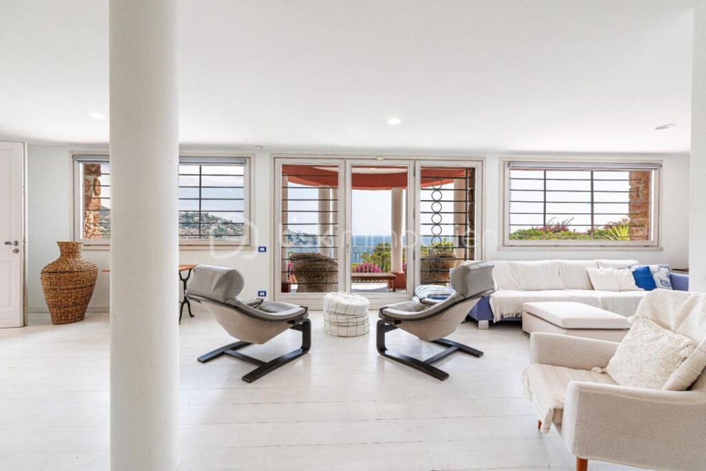 Superbe Maison rénovée de 219m2, 5 pièces, 4 chambres – Quartier du Trayas – 5 pièces – 4 chambres – 219 m²