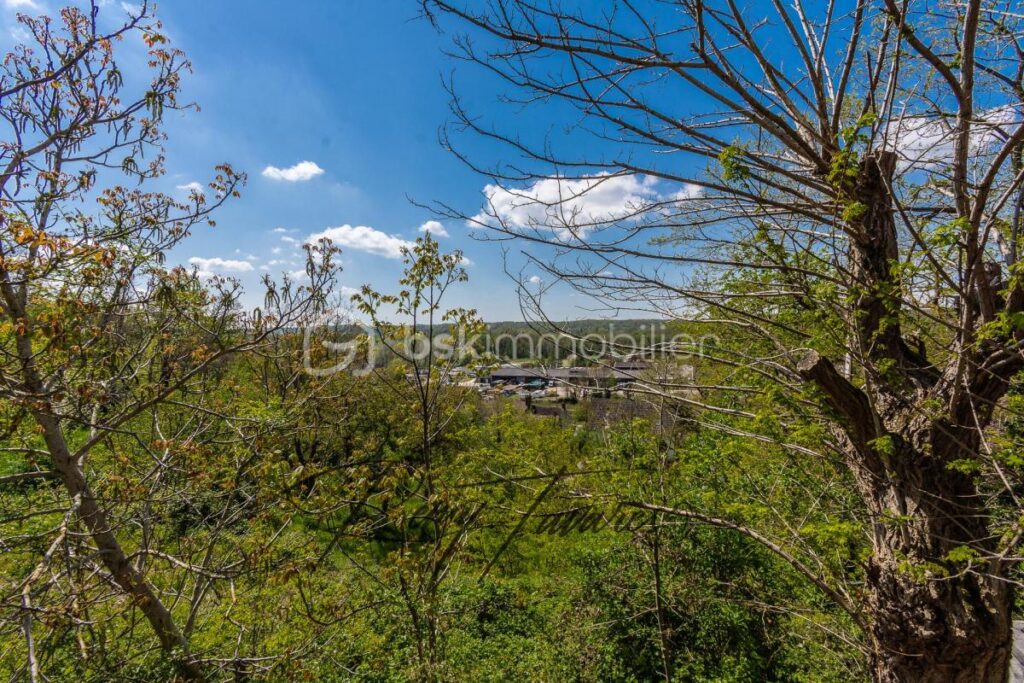 Maison de 185 m2 avec un terrain de 1300 m2 – 6 pièces – 3 chambres – 185 m²