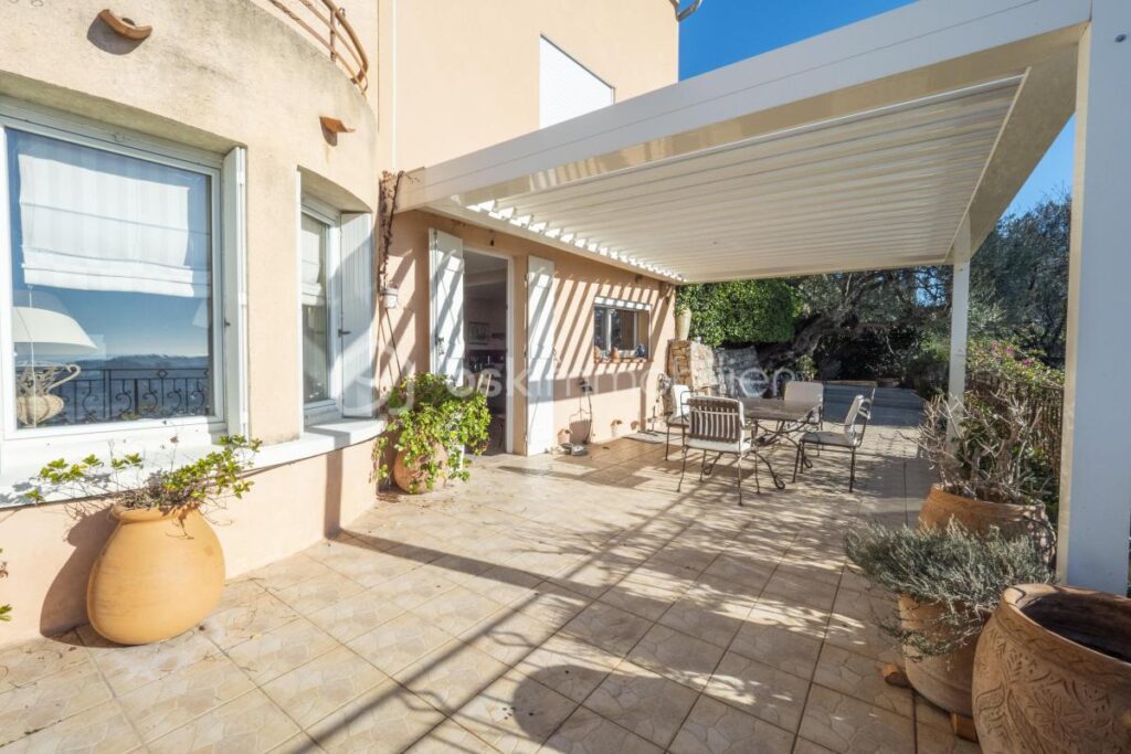 À Vendre – Villa d’Exception au Faron avec Vue Panoramique sur la Rade de Toulon – 6 pièces – 5 chambres – 200 m²