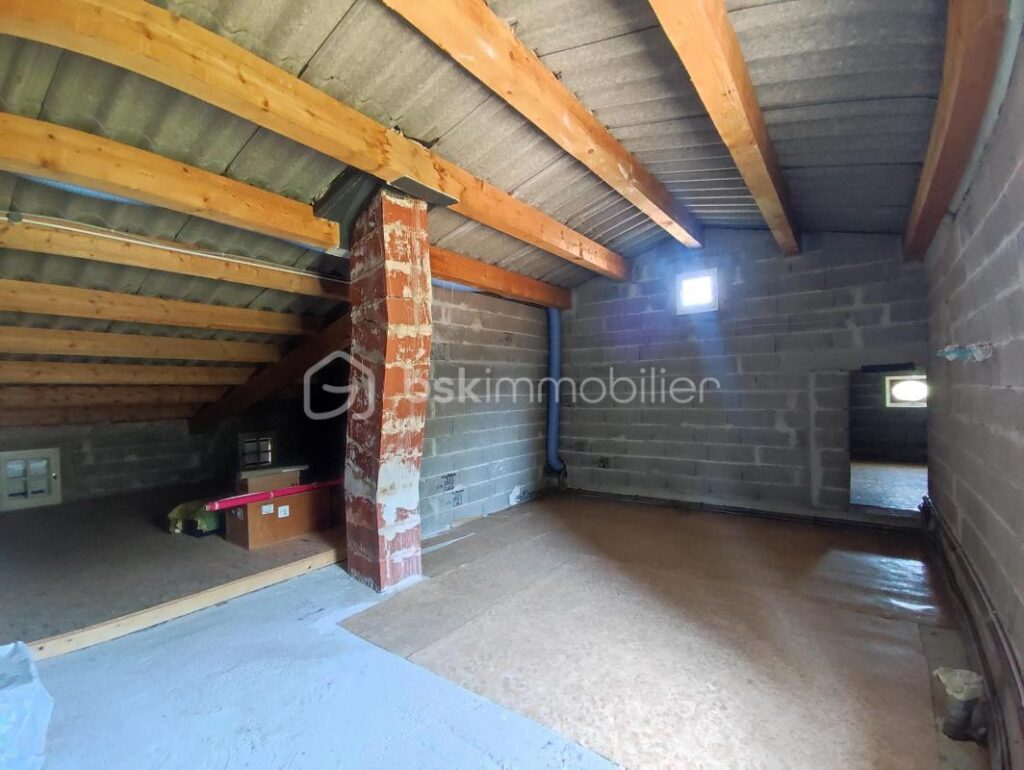 Villa d’architecte avec piscine, garage et plus de 16000km de terrain – 5 pièces – 3 chambres – 150 m²