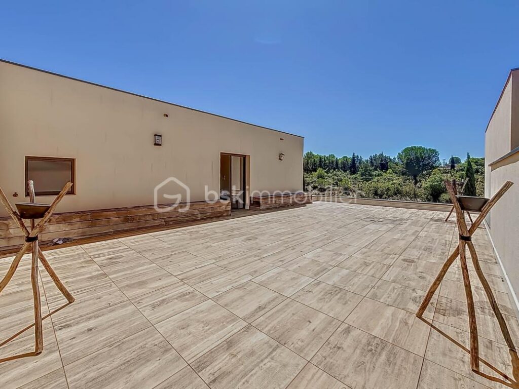 *** VILLA CONTEMPORAINE DE 240 M² SUR 1000 M² AVEC BUREAUX DE 106 M² ET HANGAR DE 200 M² – MONTARNAUD *** – 8 pièces – 4 chambres – 346 m²