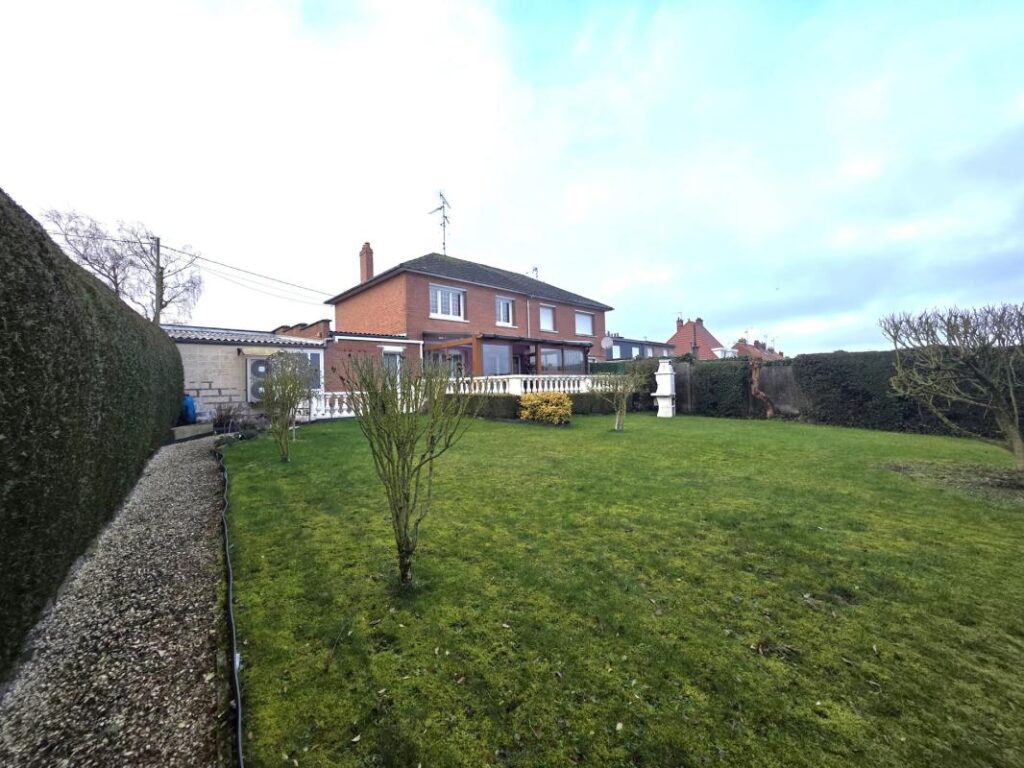 Maison semi-individuelle 103m² avec véranda, garage et jardin clos – 6 pièces – 3 chambres – 103 m²