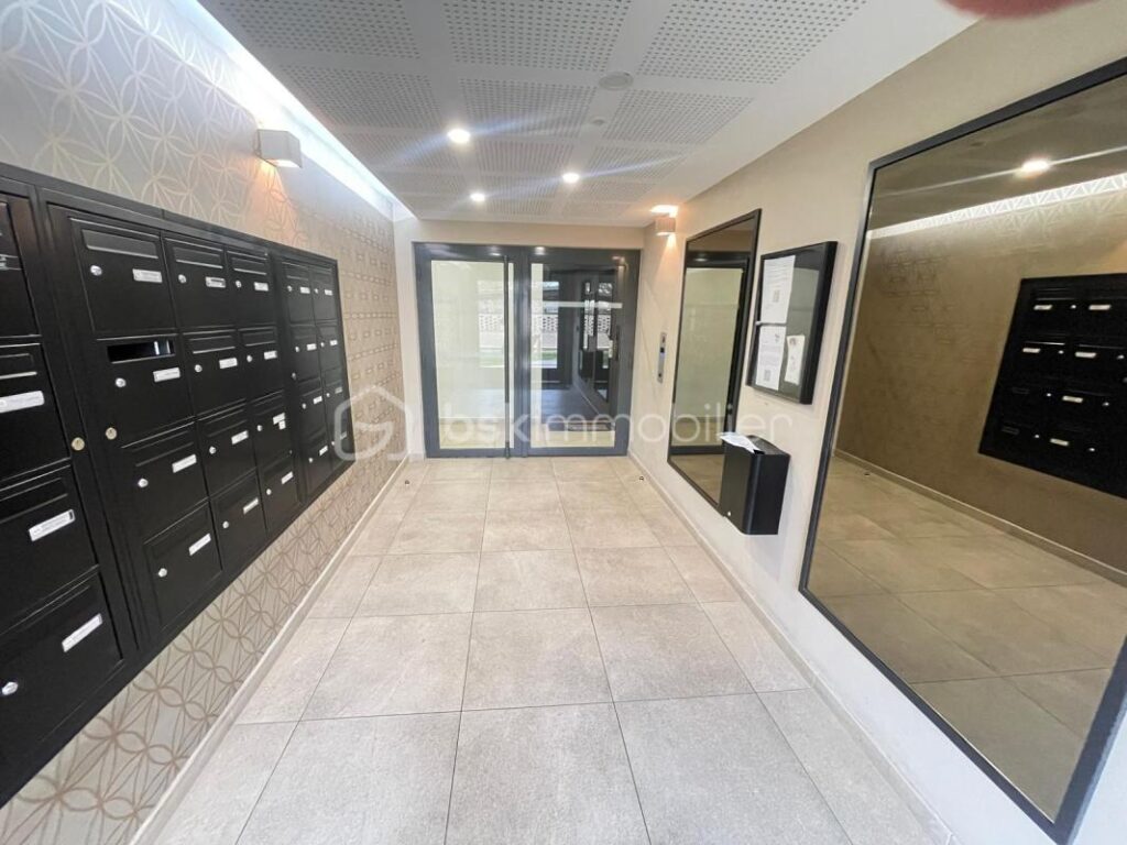 Appartement 5 pièces 89 m² – Terrasse 45 m² – place de parking – proximité des commodités – 5 pièces – 4 chambres – 89 m²