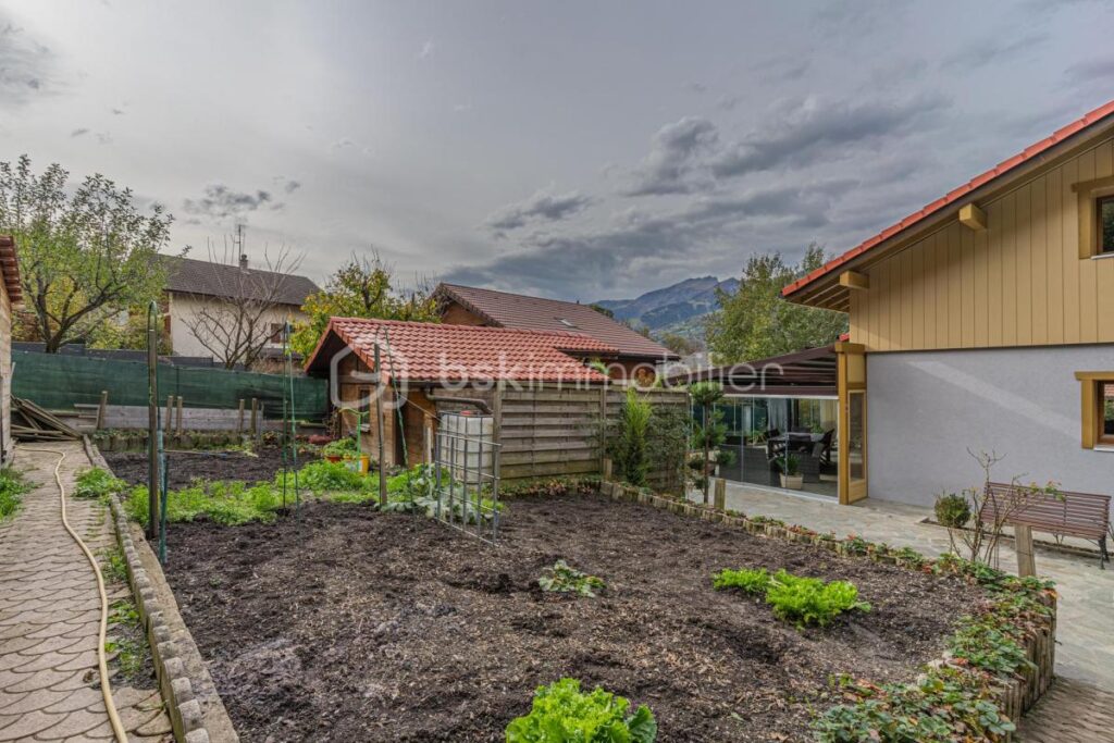 Maison familiale avec studio indépendant et grande véranda – Sallanches – 7 pièces – 4 chambres – 268 m²