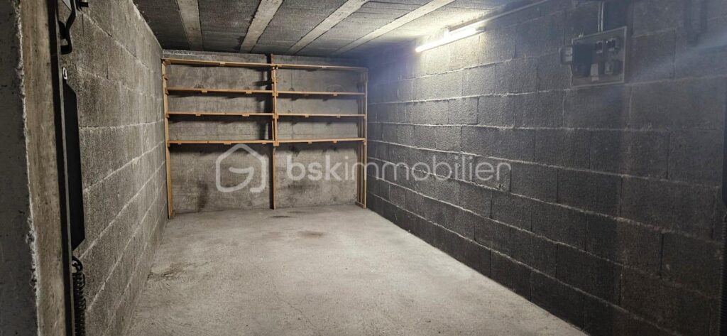 appartement T3 à rénover dans résidence quartier eaux claires – 4 pièces – 3 chambres – 83 m²