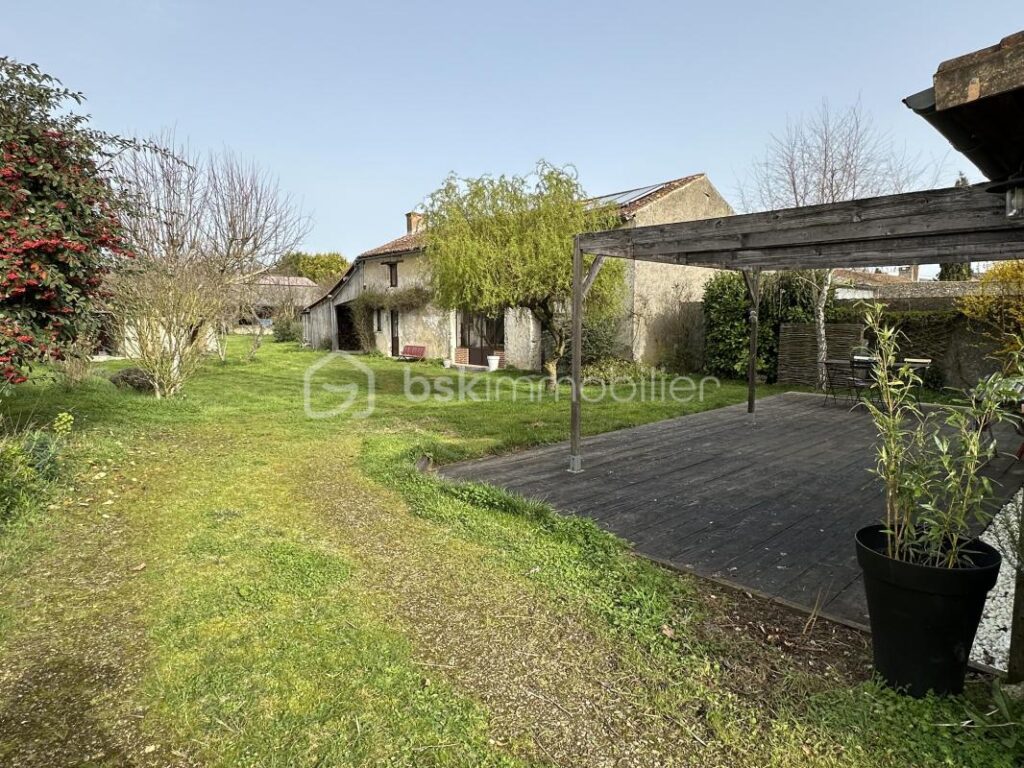 Maison en pierre avec dépendances et grand jardin – 5 pièces – 4 chambres – 132 m²