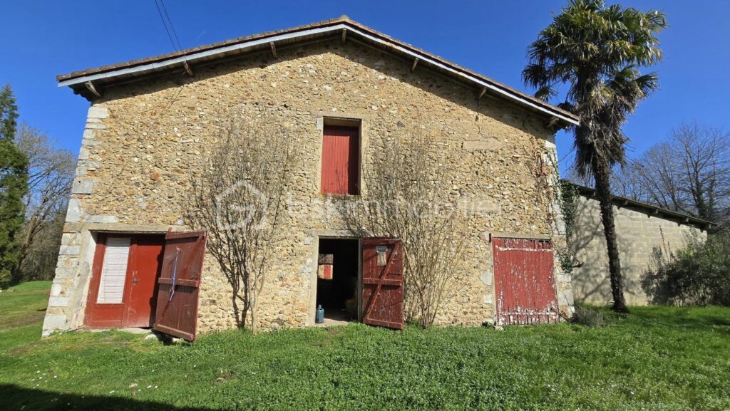 Ensemble immobilier, maison de 178 m², maisonnette, granges, petits toits, terres et étang – 5 pièces – 4 chambres – 178 m²