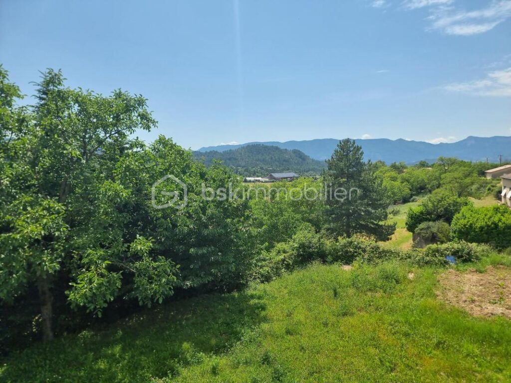 Grande maison avec garage, 2 logements et 530 m² de terrain constructible – 14 pièces – 9 chambres – 290 m²