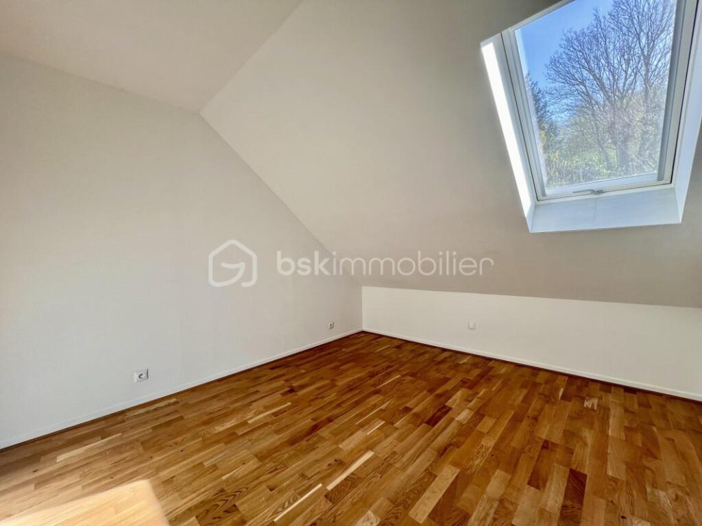 T4 en duplex avec 3 chambres lumineux de 96 m2 – 4 pièces – 3 chambres – 95 m²