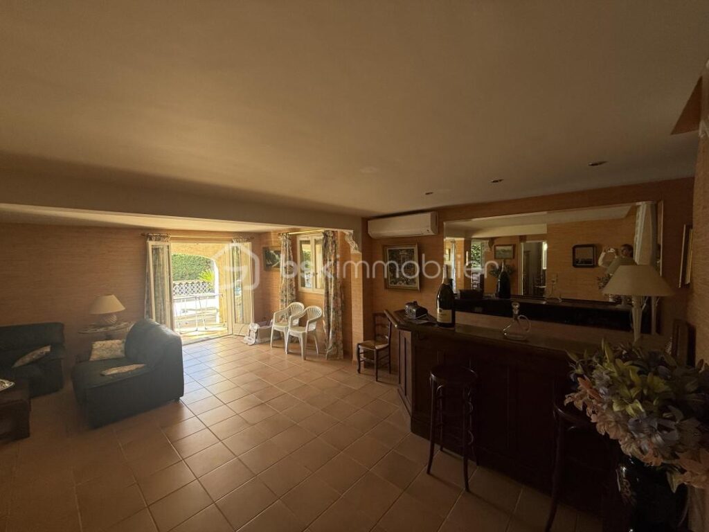 Maison avec vue sur le rocher de Roquebrune, quartier Valescure – 5 pièces – 3 chambres – 136 m²