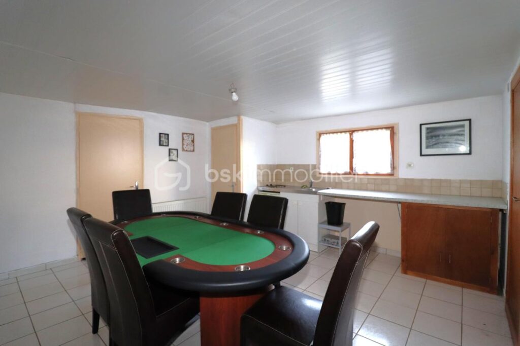 Grande maison aux beaux volumes (8 pièces 175m²) 5 ou 6 chambres avec sous-sol total (85m²) – 8 pièces – 6 chambres – 175 m²