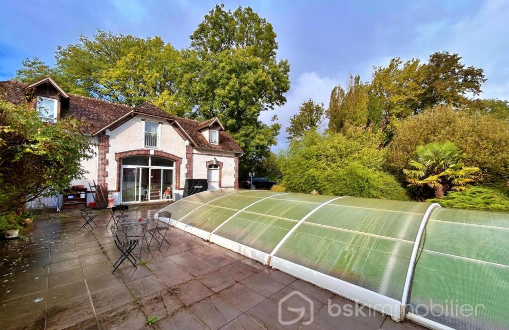 Magnifique propriété de charme du milieu XIXème, offrant 3 maisons pour une surface habitable de 487m2 au total – NR pièces – 12 chambres – 487 m²