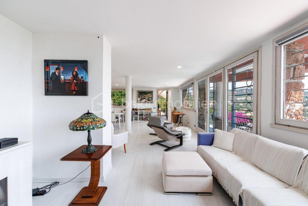 Superbe Maison rénovée de 219m2, 5 pièces, 4 chambres – Quartier du Trayas – 5 pièces – 4 chambres – 219 m²