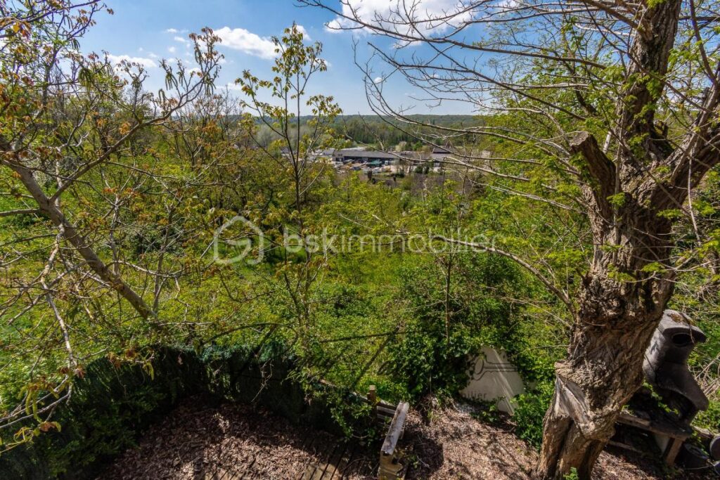 Maison de 185 m2 avec un terrain de 1300 m2 – 6 pièces – 3 chambres – 185 m²