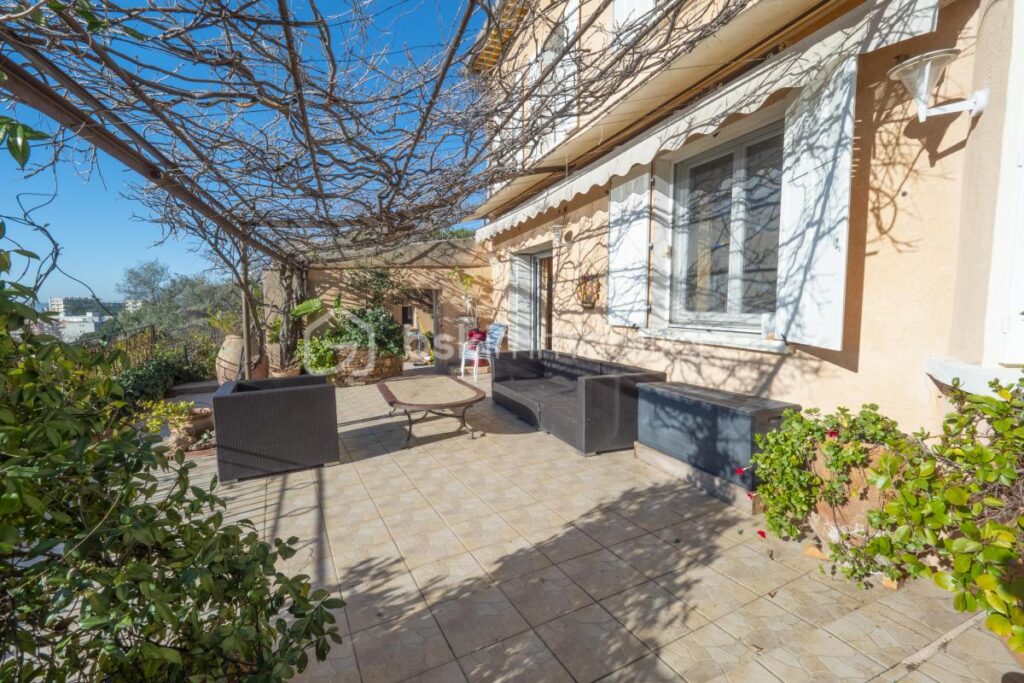 À Vendre – Villa d’Exception au Faron avec Vue Panoramique sur la Rade de Toulon – 6 pièces – 5 chambres – 200 m²