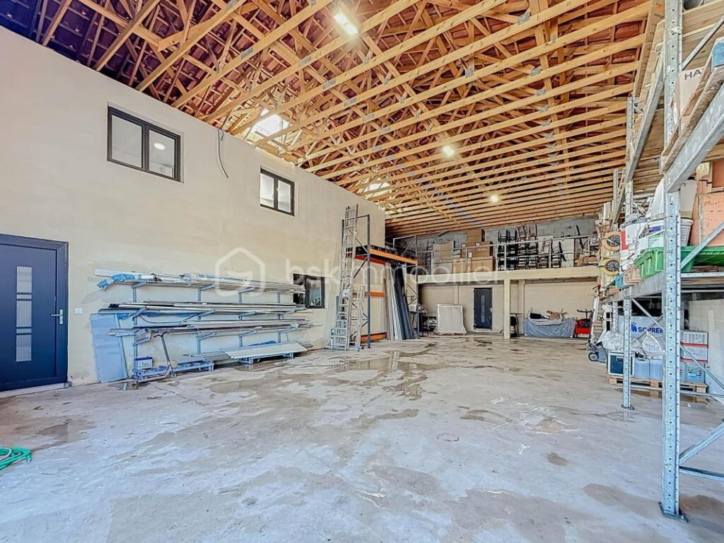 *** VILLA CONTEMPORAINE DE 240 M² SUR 1000 M² AVEC BUREAUX DE 106 M² ET HANGAR DE 200 M² – MONTARNAUD *** – 8 pièces – 4 chambres – 346 m²