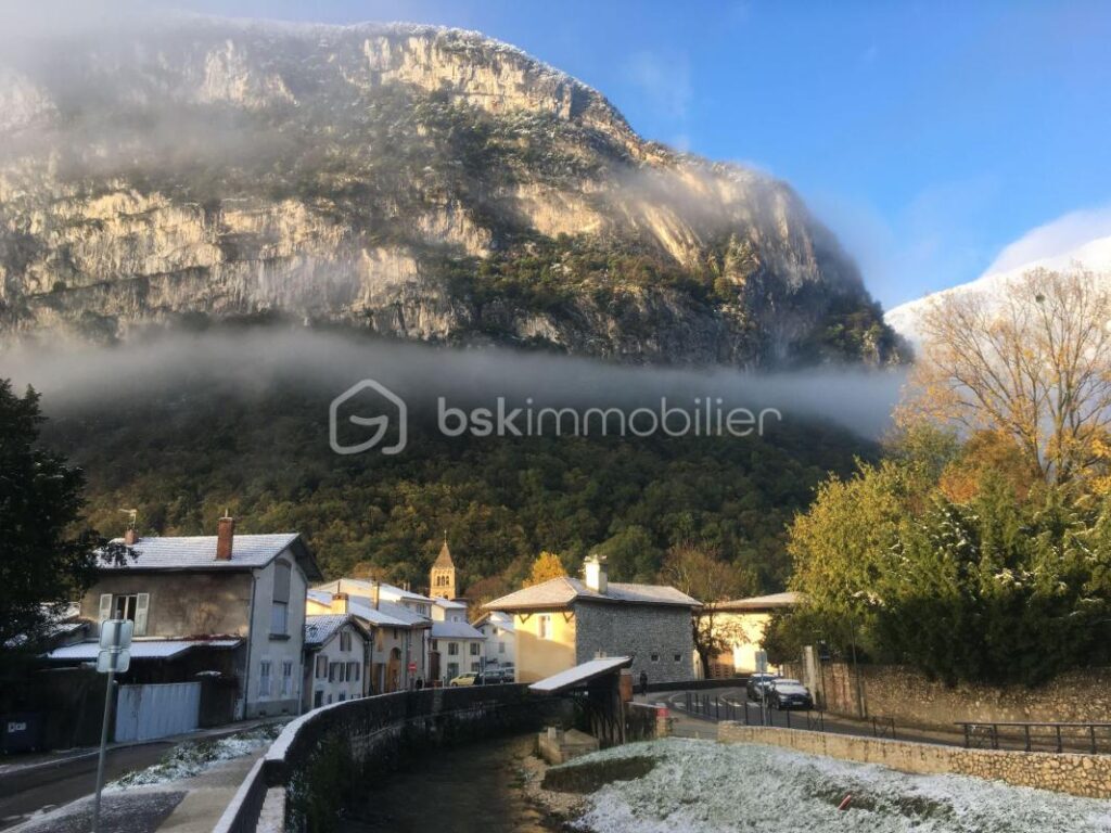 Maison familiale de charme 155m² au cœur de Sassenage, en bordure du Furon – 7 pièces – 4 chambres – 155 m²