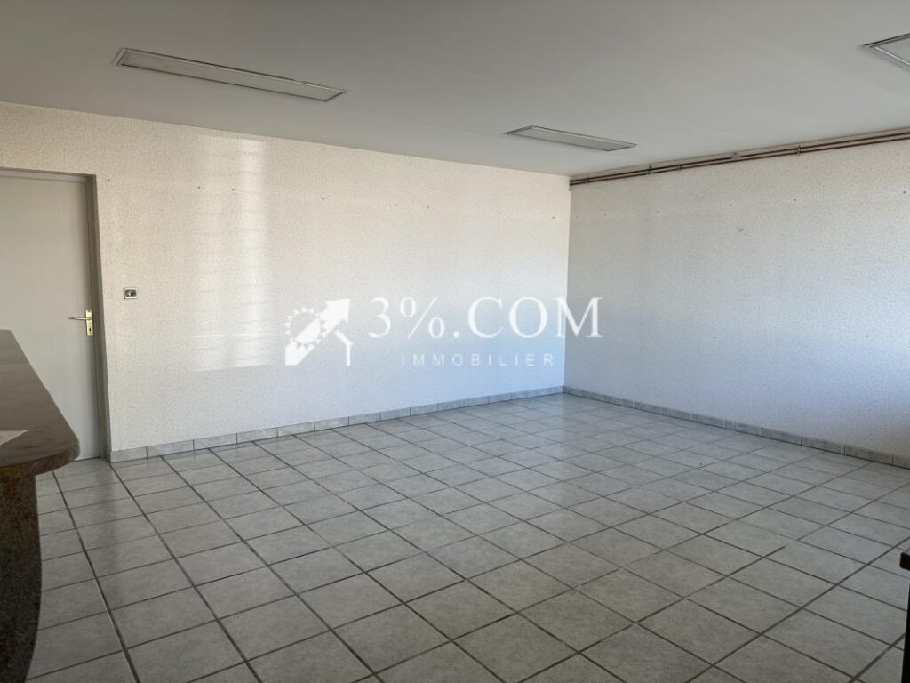 Locaux commerciaux avec logement 639 m2 DOMBASLE EN XANTOIS – 12 pièces – 6 chambres – 639 m²