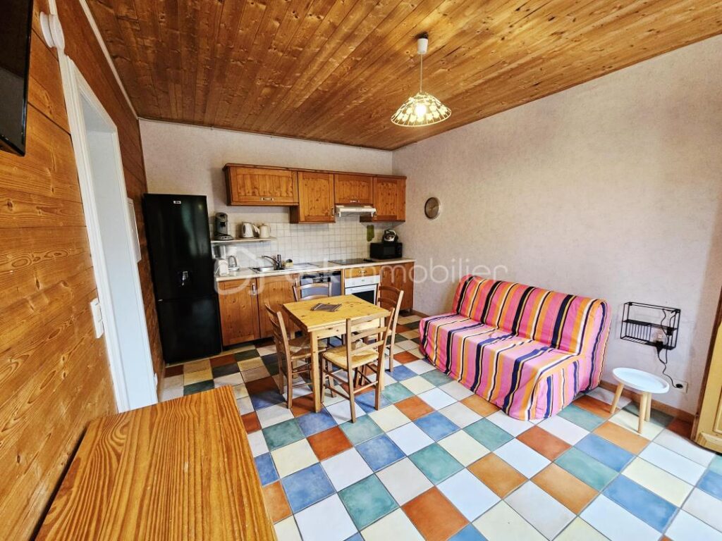 Grande maison rénovée avec activité touristique: gîte classé 3 étoiles et chambres d’hôtes – Fort potentiel à Besse-et-Saint-Anastaise – 12 pièces – 8 chambres – 435 m²