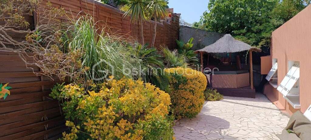 VILLA DE PLAIN-PIED VUE MER – 167 m² – TERRASSES – PISCINE – ROOF-TOP – À 50 MÈTRES DE LA MER – PROCHE PLAGES DES SABLETTES – 3 CHAMBRES + DÉPENDANCE – 599 000 € – 6 pièces – 4 chambres – 167 m²