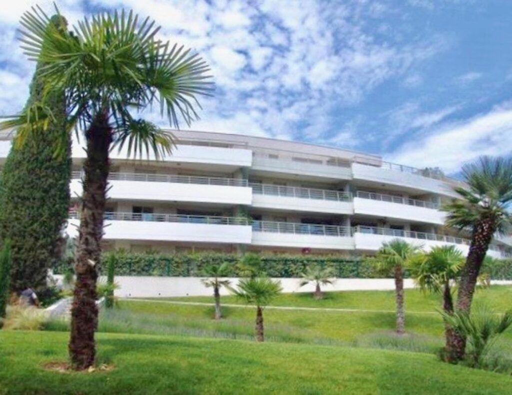 NICE OUEST – AV. DE LA LANTERNE / FABRON 4P – 120 m² – Terrasses 48 m² – Vue mer – Clim – Piscine – Garages – 4 pièces – 3 chambres – 120 m²