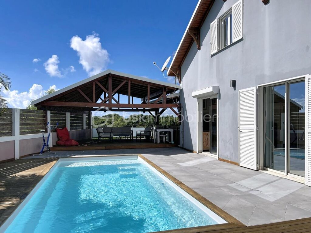 Ensemble immobilier villa et ses deux locatifs vue mer – 10 pièces – 7 chambres – 295 m²