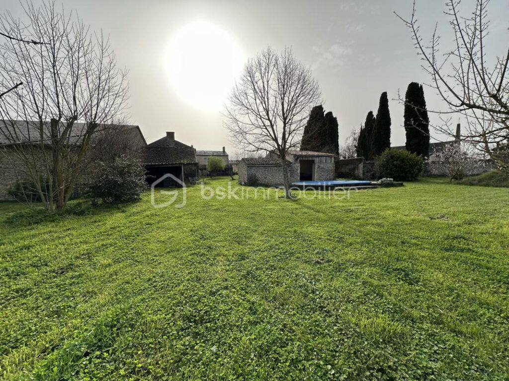 Maison en pierre avec dépendances et grand jardin – 5 pièces – 4 chambres – 132 m²