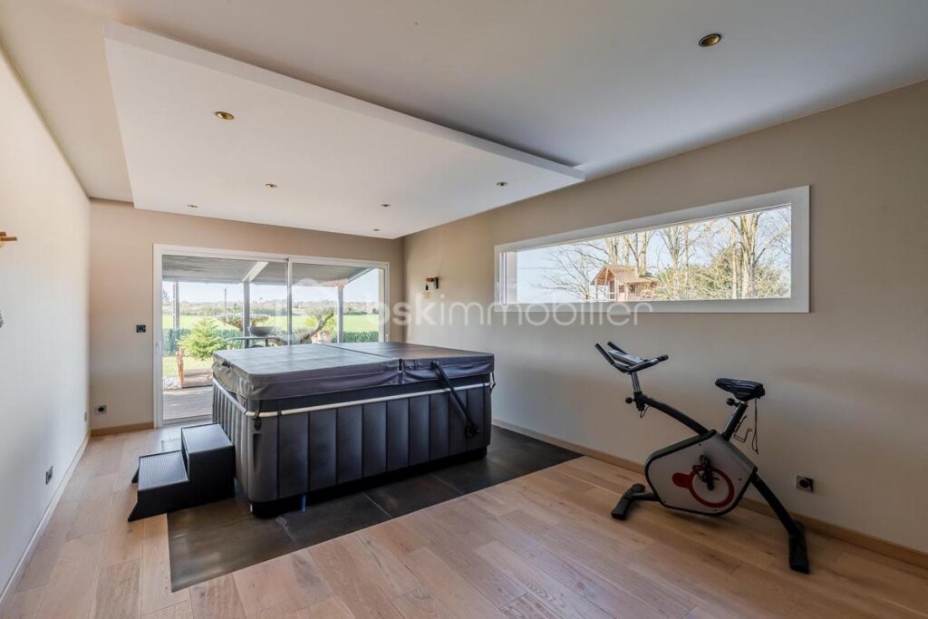 RARE MAISON PLAIN PIED DOUBLE GARAGE PISCINE SPA ET HAMMAM – 7 pièces – 4 chambres – 190 m²