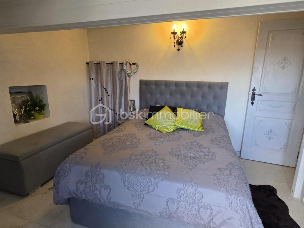 PROPRIETE DE VILLAGE EN PIERRE-3 CHAMBRES-MEZZANINE-JARDIN-CLOITRE – 5 pièces – 3 chambres – 181 m²