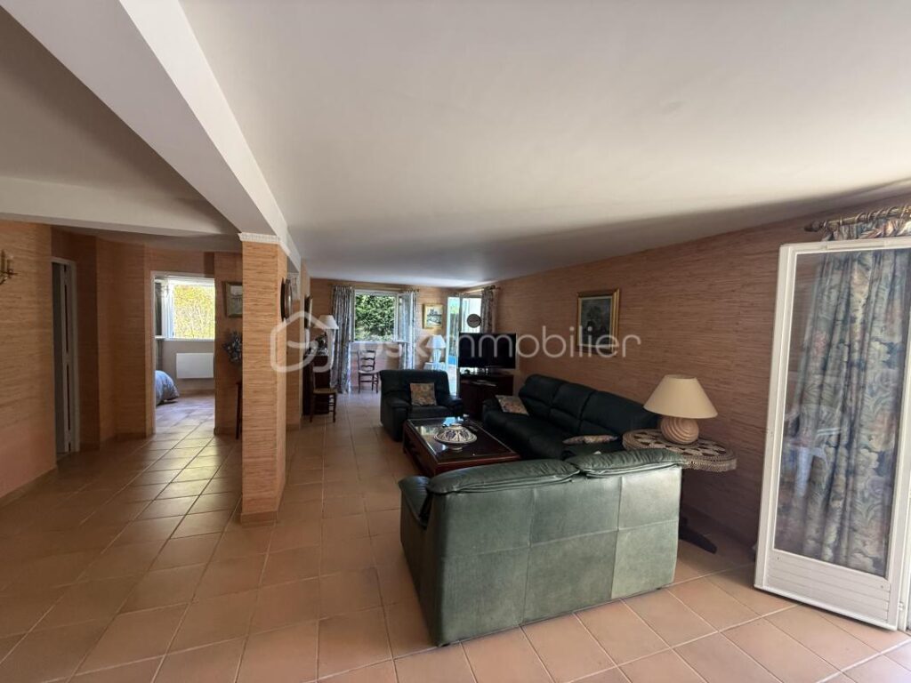 Maison avec vue sur le rocher de Roquebrune, quartier Valescure – 5 pièces – 3 chambres – 136 m²