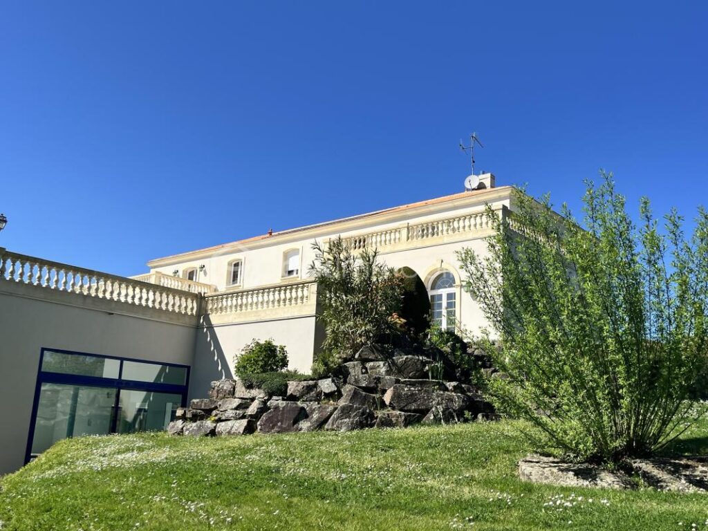 PROPRIETE D’EXCEPTION 483m2 sur un PARC DE 1,4H – 12 pièces – 8 chambres – 483 m²